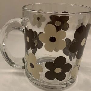 Daisy Retro Clear Glass Mug is a vintage-inspired collectible